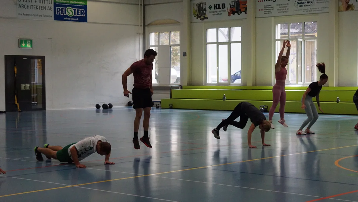 Teilnehmer machen Burpees. 